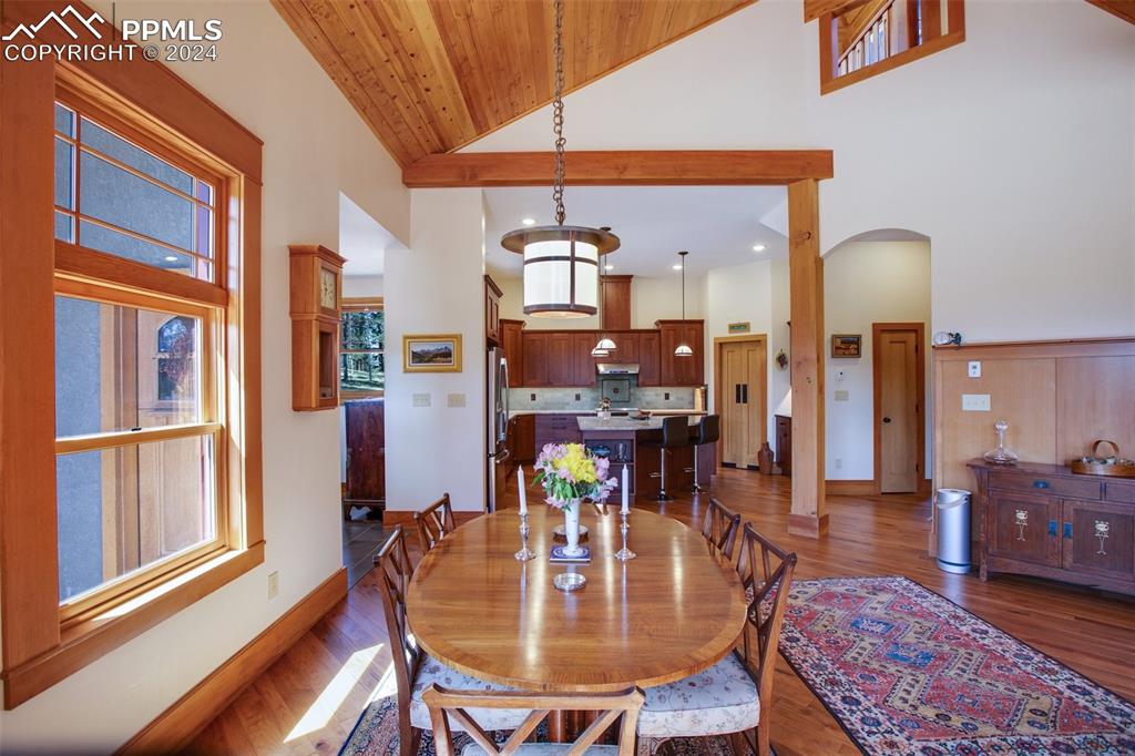 Image 9 of 50: Dining Area