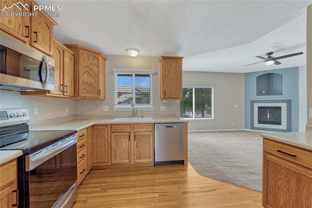 Image 12 of 50: Kitchen