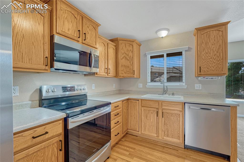 Image 13 of 50: Kitchen