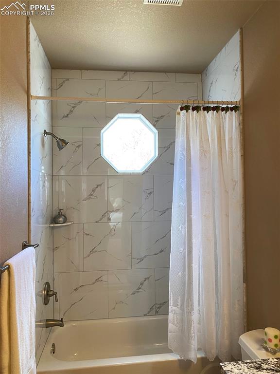 Image 19 of 35: Bathroom