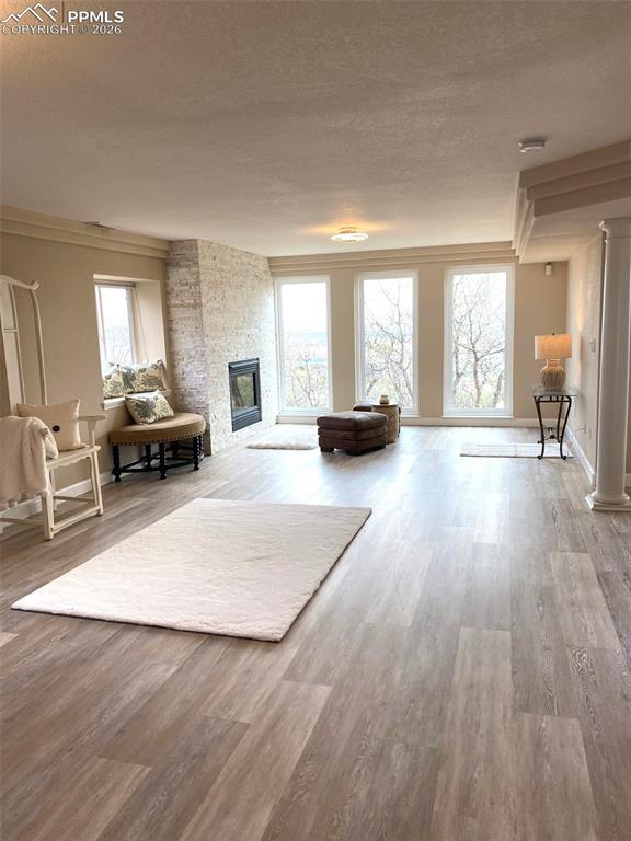 Image 23 of 35: Living Room