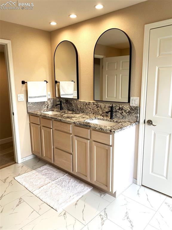 Image 28 of 35: Bathroom