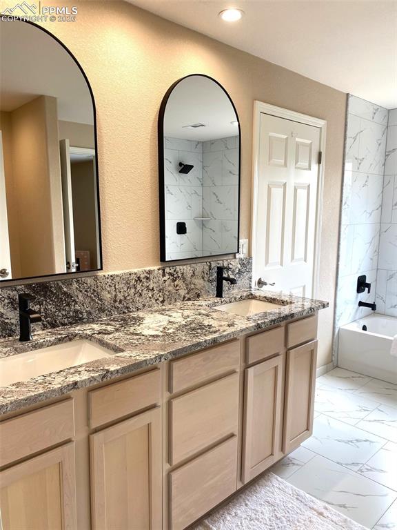 Image 29 of 35: Bathroom