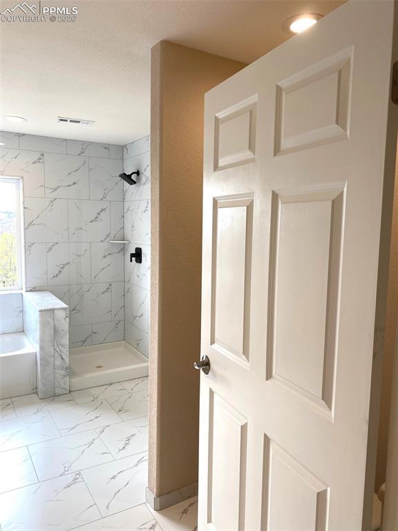 Image 31 of 35: Bathroom