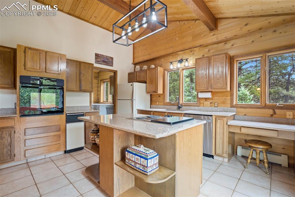 Image 23 of 49: Kitchen