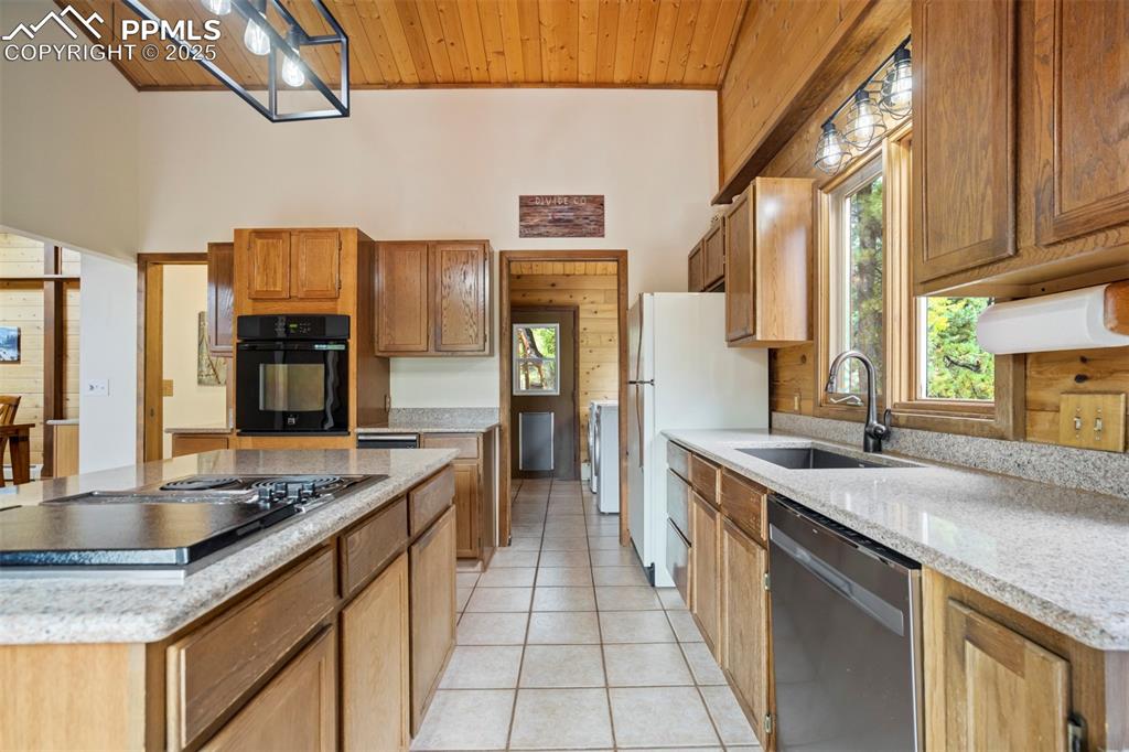Image 26 of 49: Kitchen