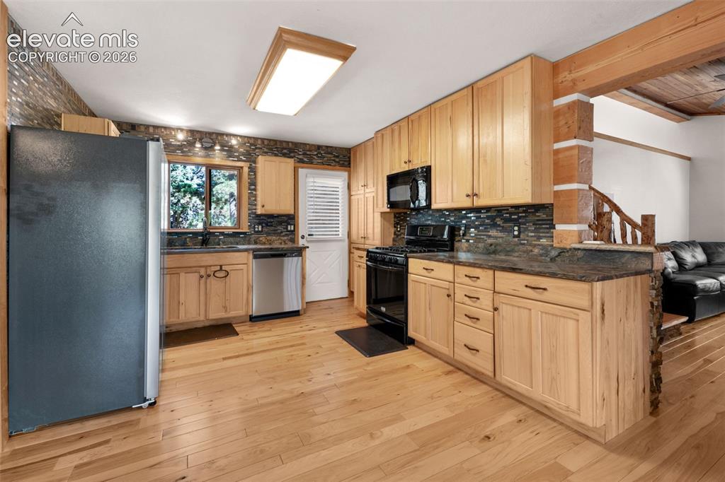 Image 6 of 40: Kitchen