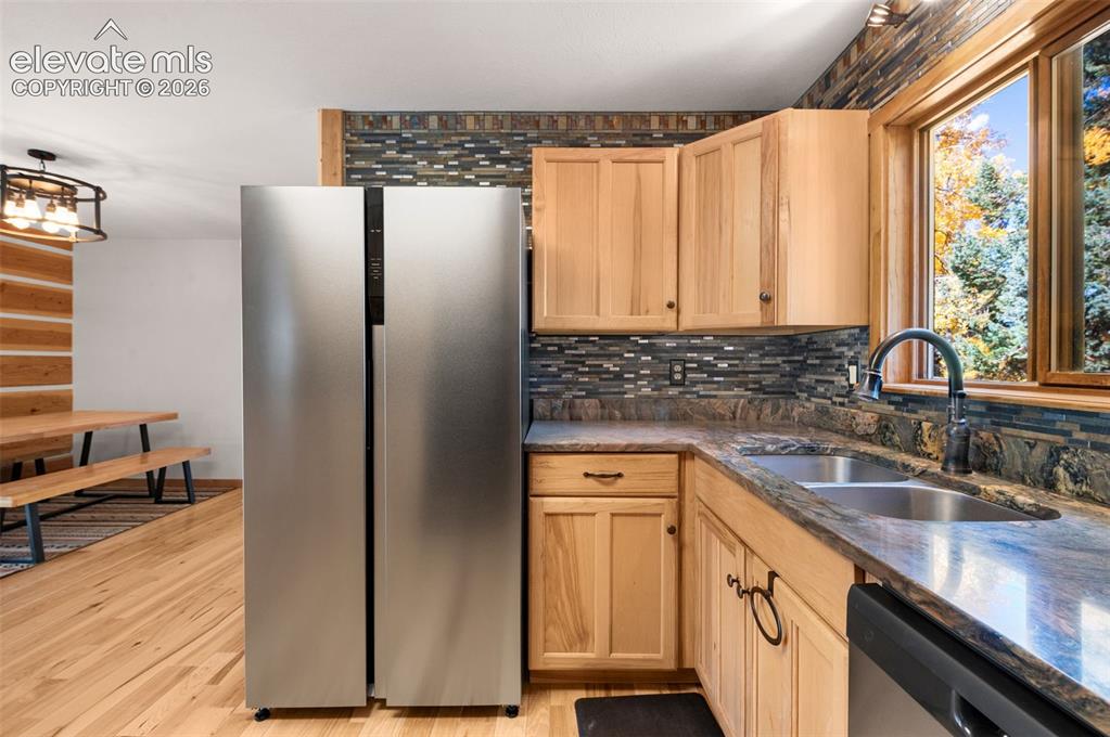 Image 7 of 40: Kitchen