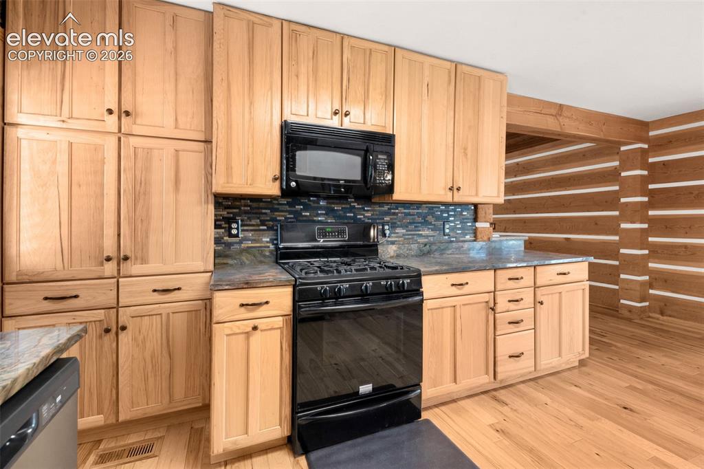 Image 8 of 40: Kitchen