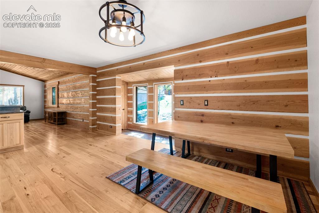 Image 9 of 40: Dining Area