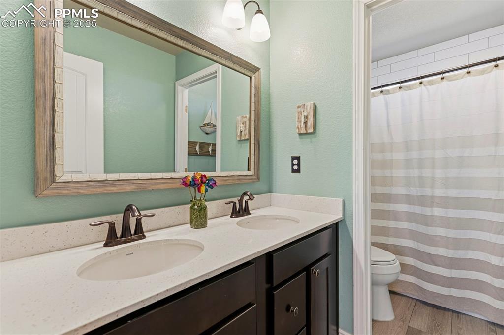 Image 30 of 46: Bathroom