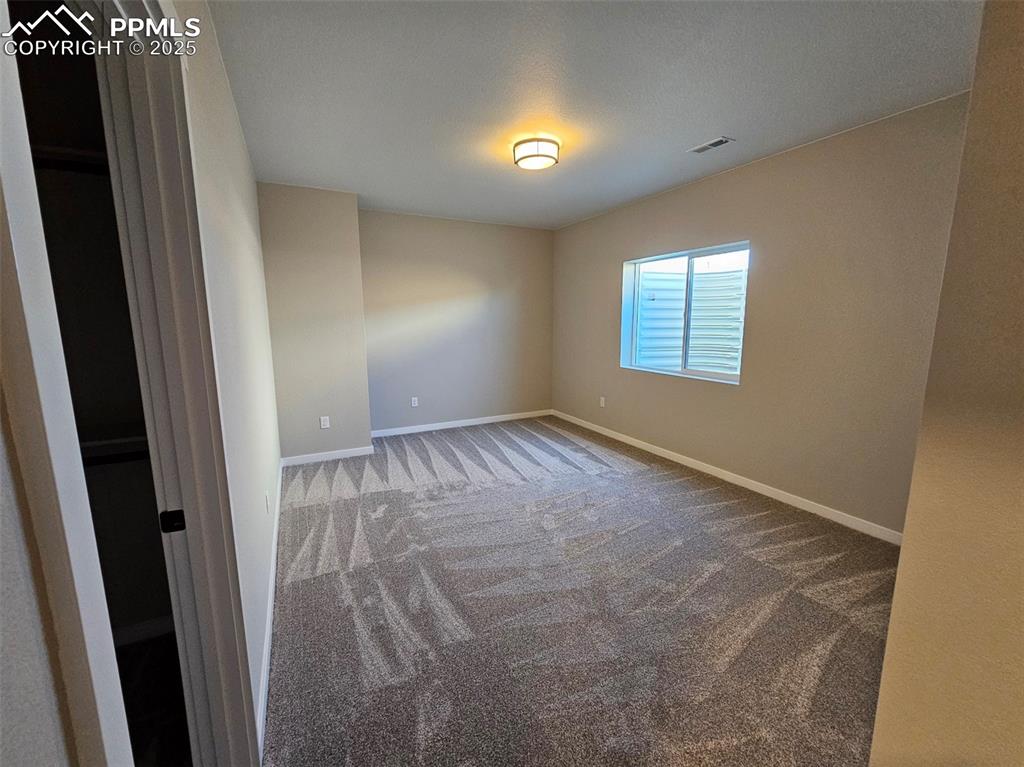 Image 14 of 17: Bedroom