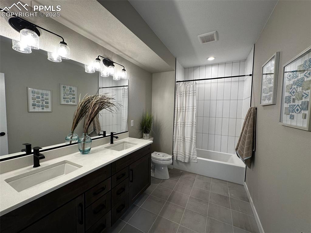 Image 19 of 23: Bathroom