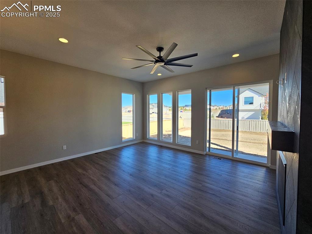 Image 5 of 17: Living Room