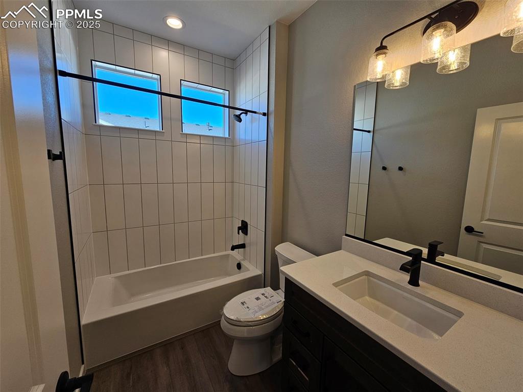 Image 8 of 17: Bathroom