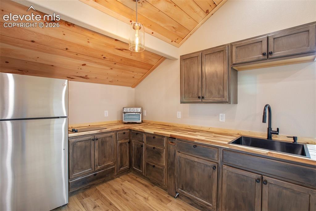 Image 10 of 45: Kitchen