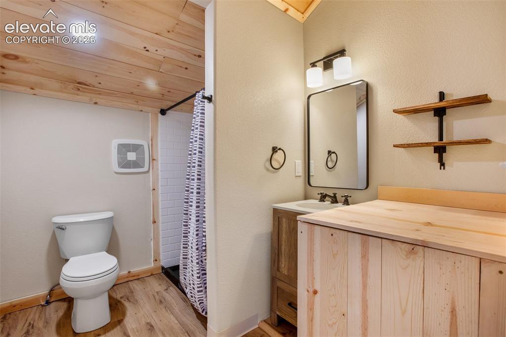 Image 15 of 45: Bathroom