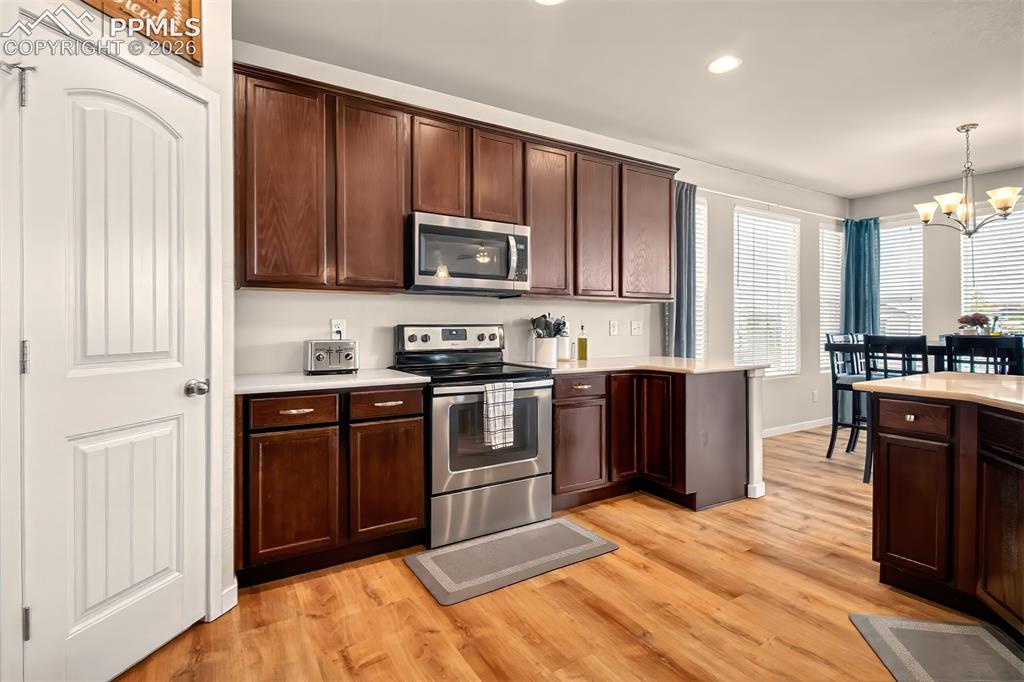 Image 10 of 40: Kitchen