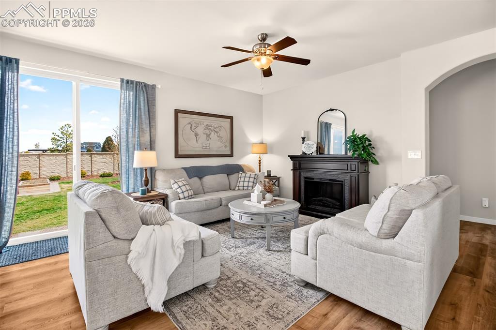Image 14 of 40: Living Room