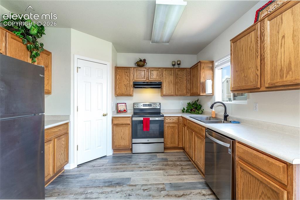 Image 15 of 37: Kitchen