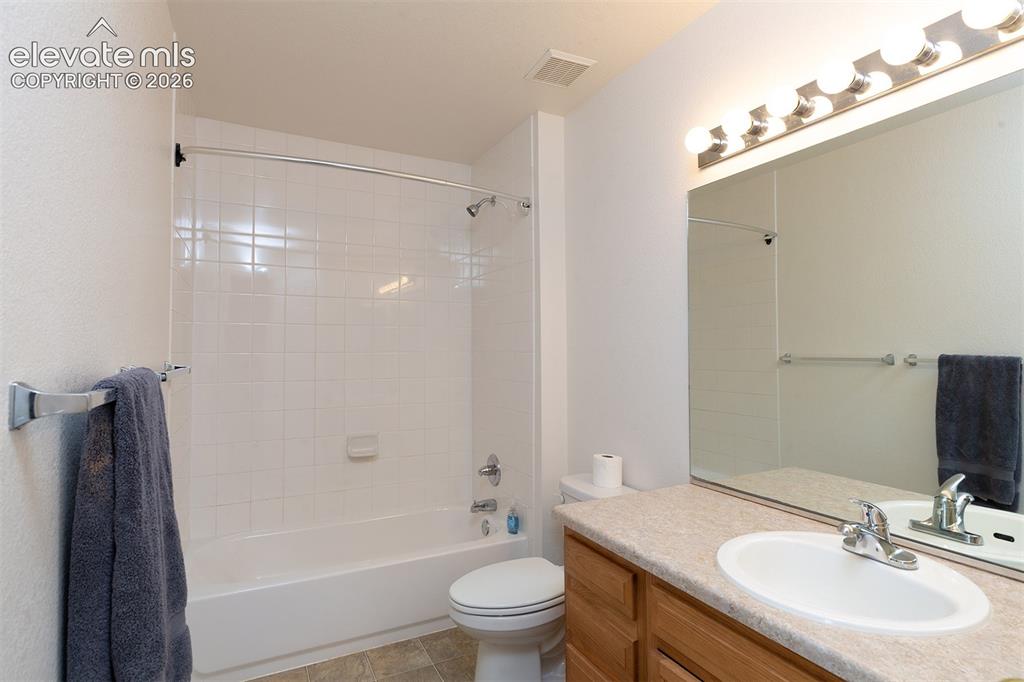 Image 22 of 37: Bathroom
