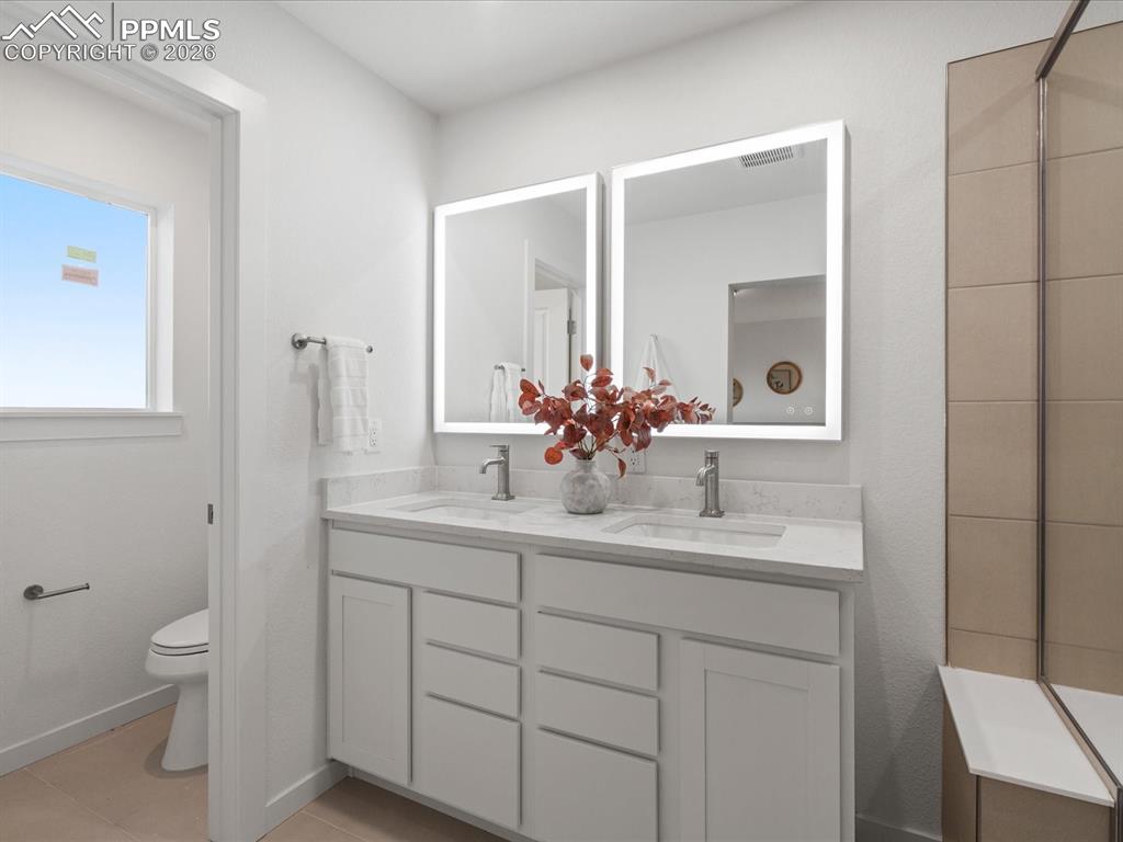 Image 16 of 27: Bathroom