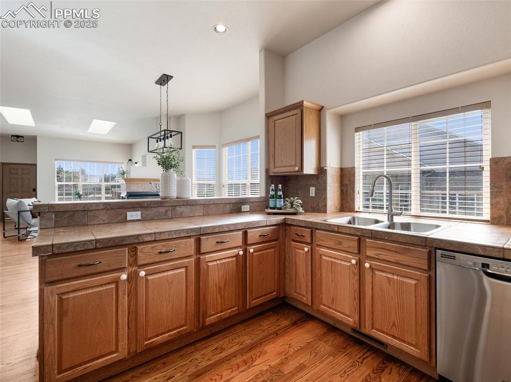 Image 10 of 30: Kitchen
