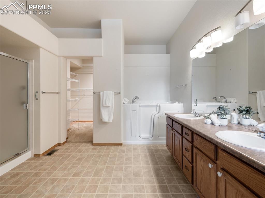 Image 14 of 30: Bathroom