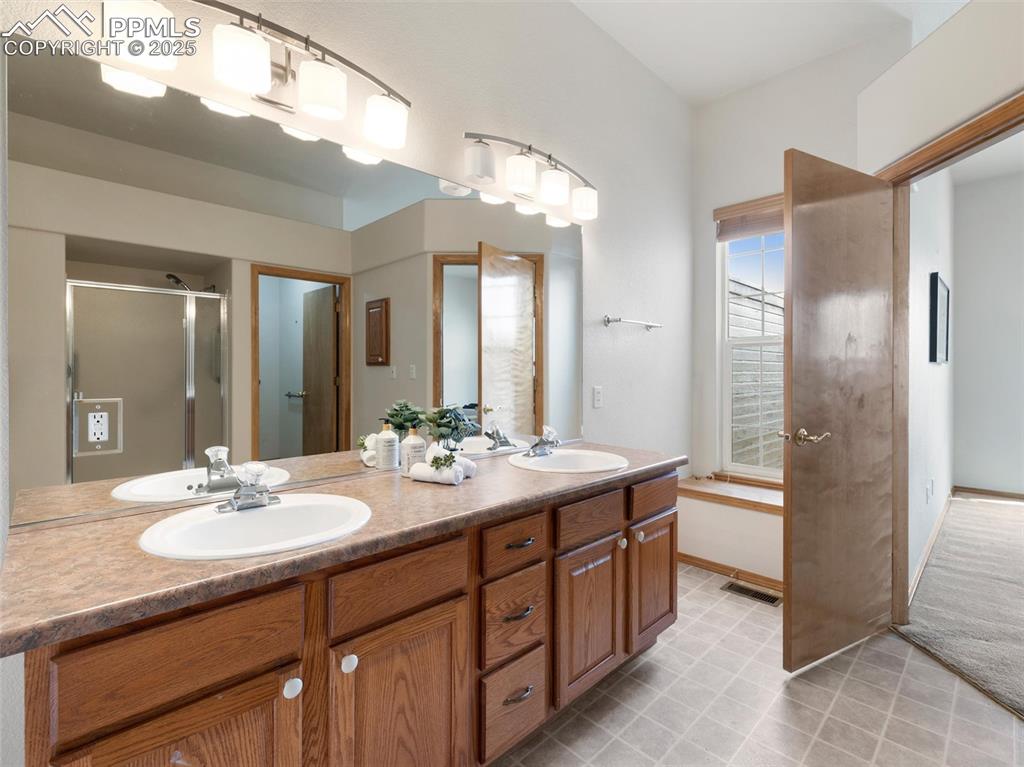 Image 15 of 30: Bathroom