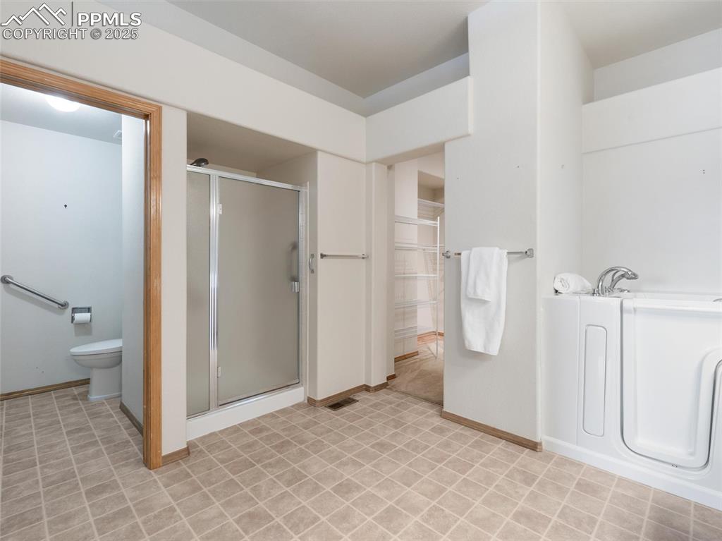 Image 16 of 30: Bathroom