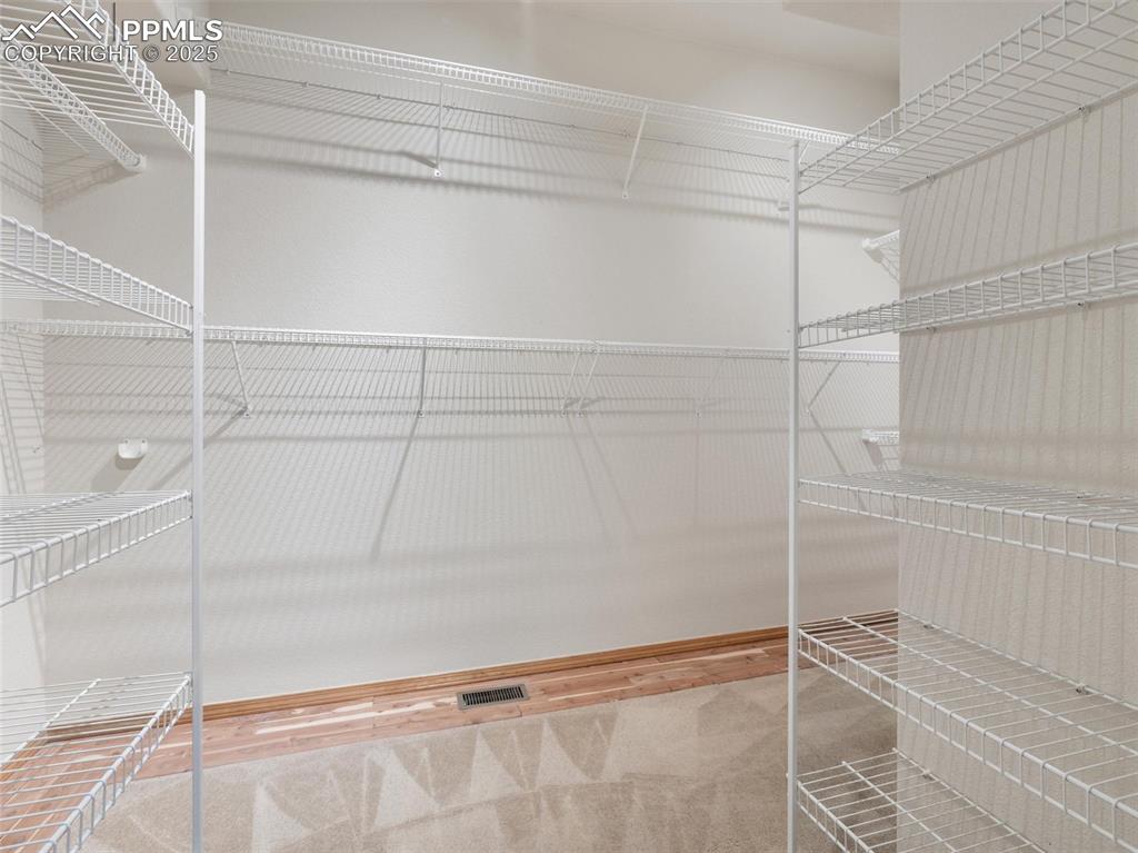 Image 17 of 30: Closet