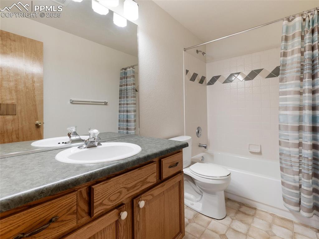 Image 22 of 30: Bathroom