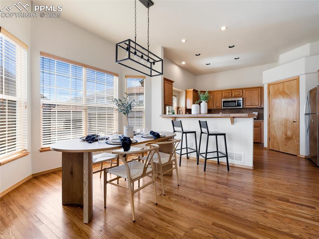 Image 7 of 30: Dining Area