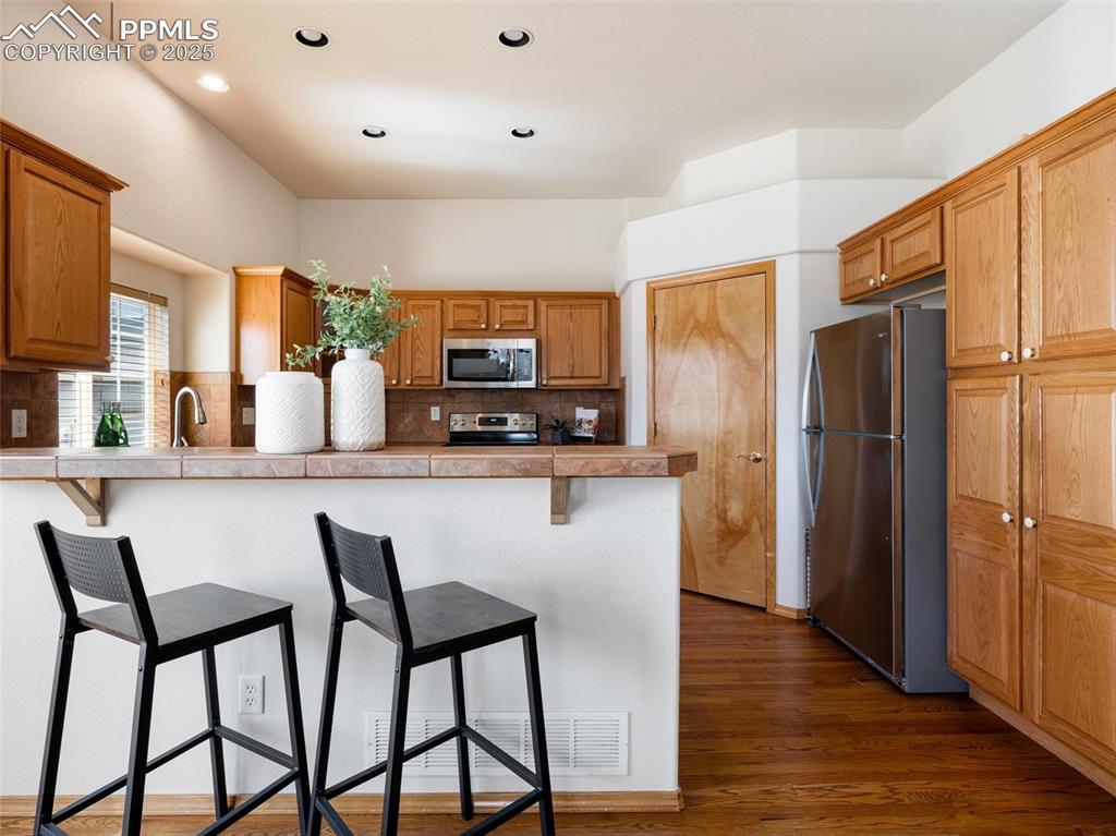 Image 8 of 30: Kitchen
