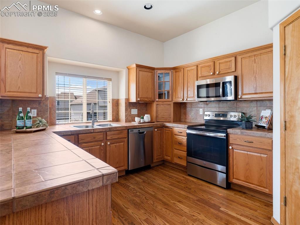 Image 9 of 30: Kitchen