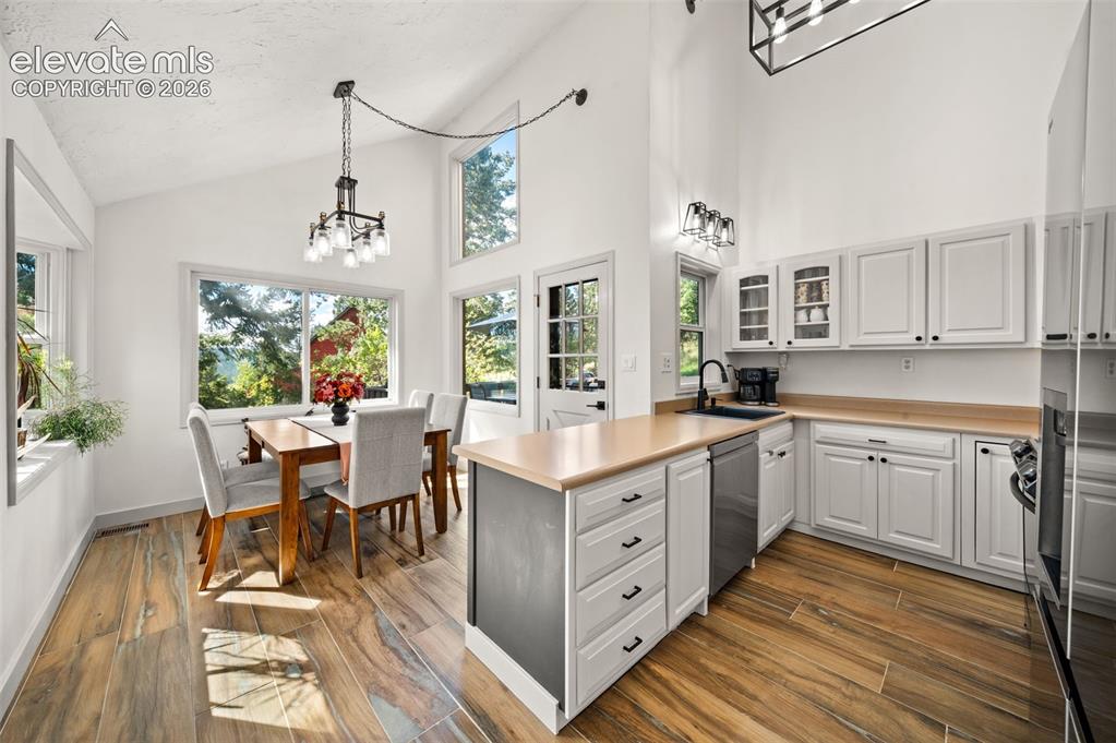 Image 10 of 36: Kitchen
