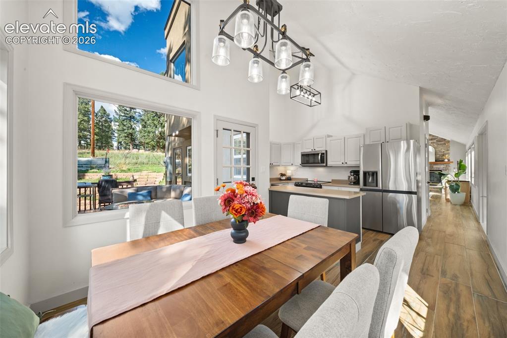 Image 12 of 36: Dining Area