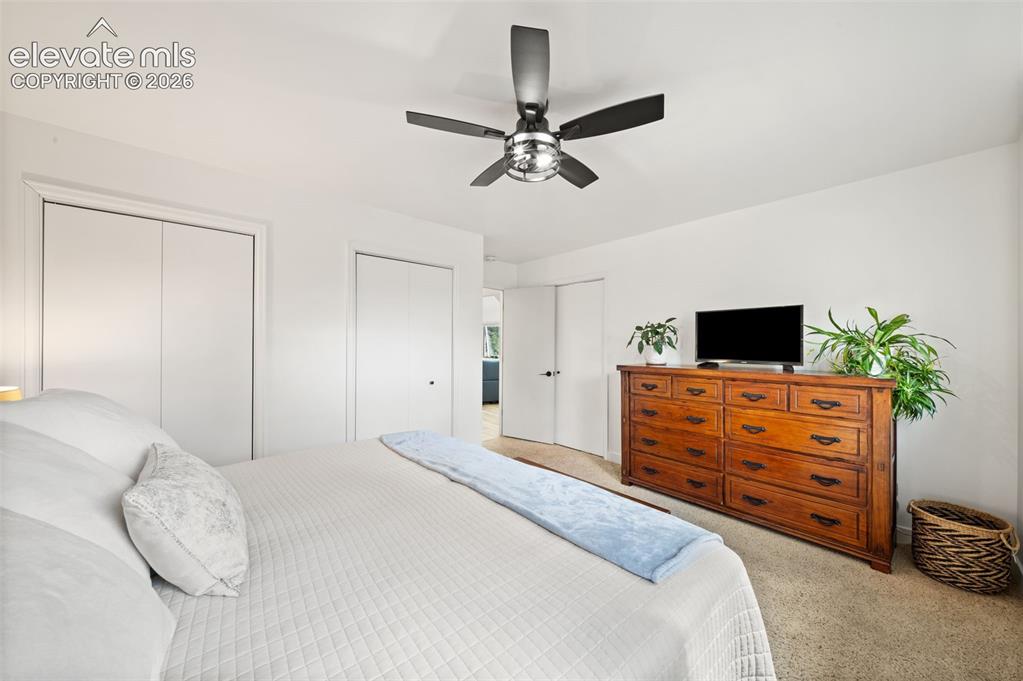 Image 17 of 36: Bedroom
