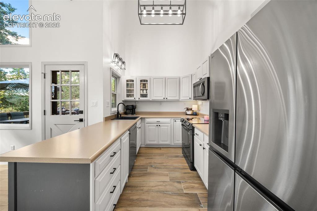Image 9 of 36: Kitchen