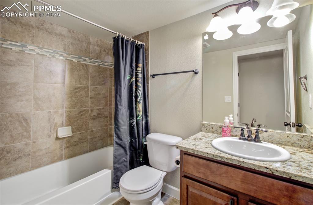 Image 31 of 38: Bathroom