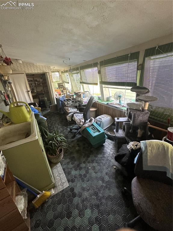 Image 10 of 13: Living Room
