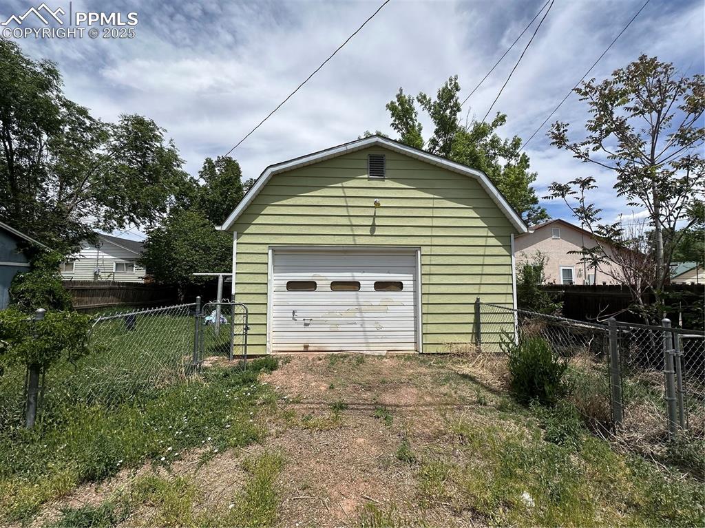 Image 11 of 13: Garage