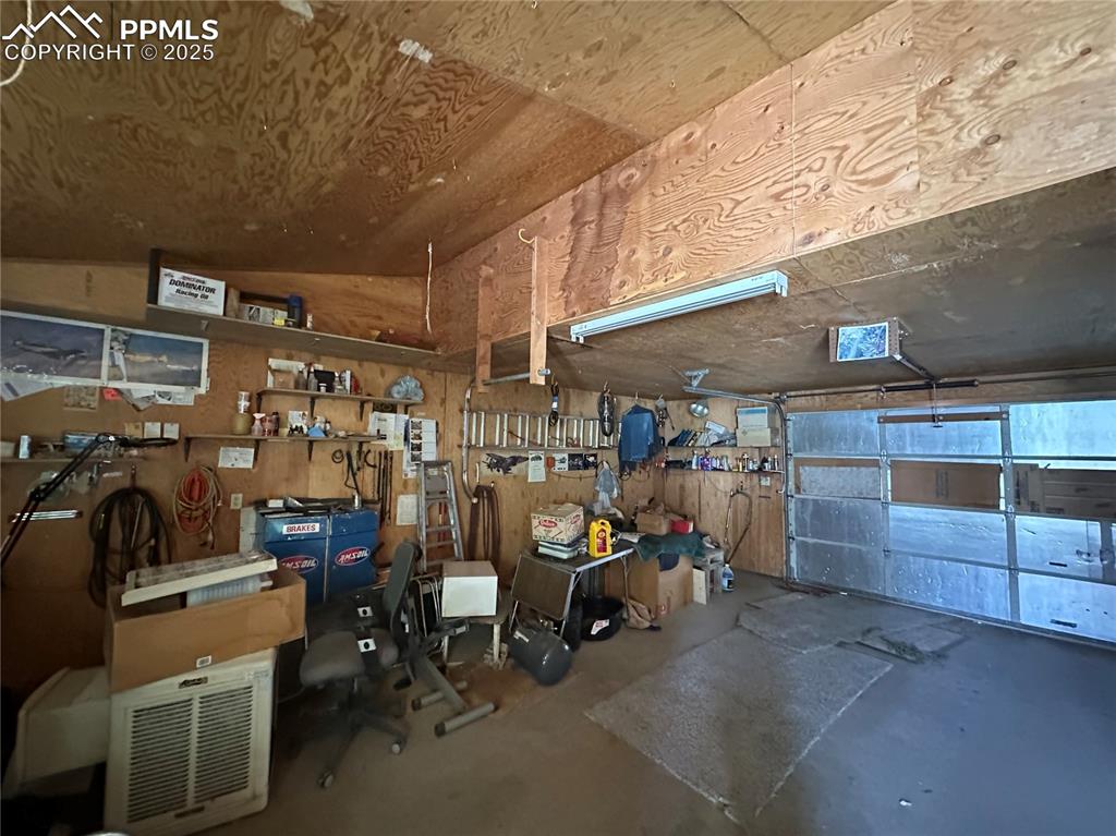 Image 12 of 13: Garage