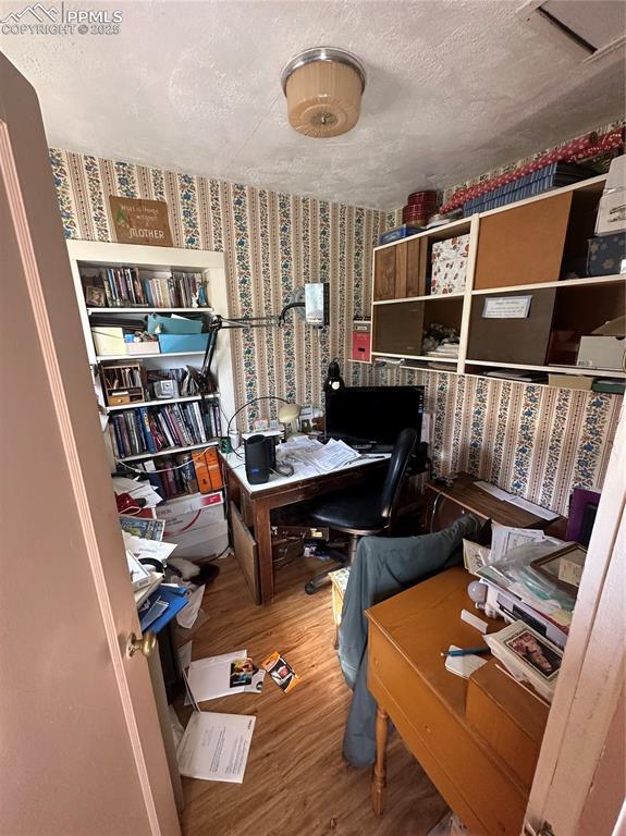 Image 4 of 13: Office