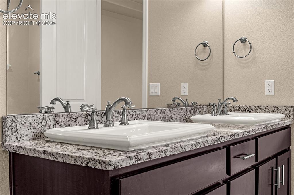 Image 16 of 48: Bathroom