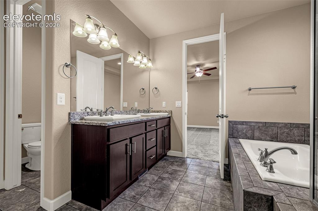 Image 19 of 48: Bathroom