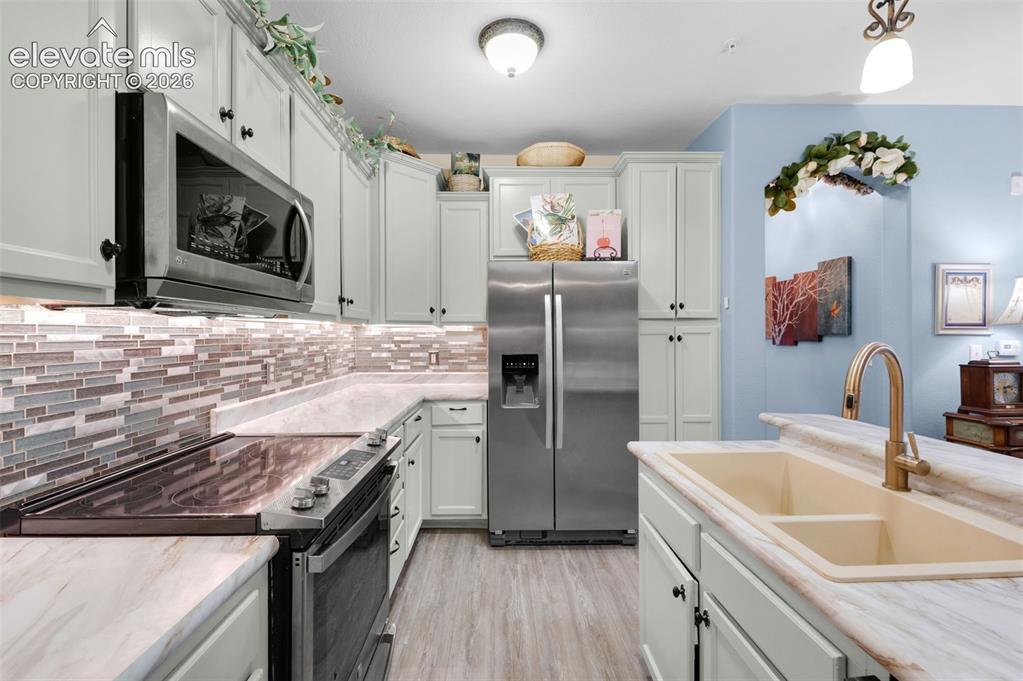 Image 15 of 33: Kitchen