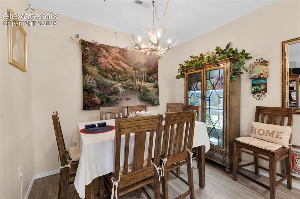 Image 16 of 33: Dining Area