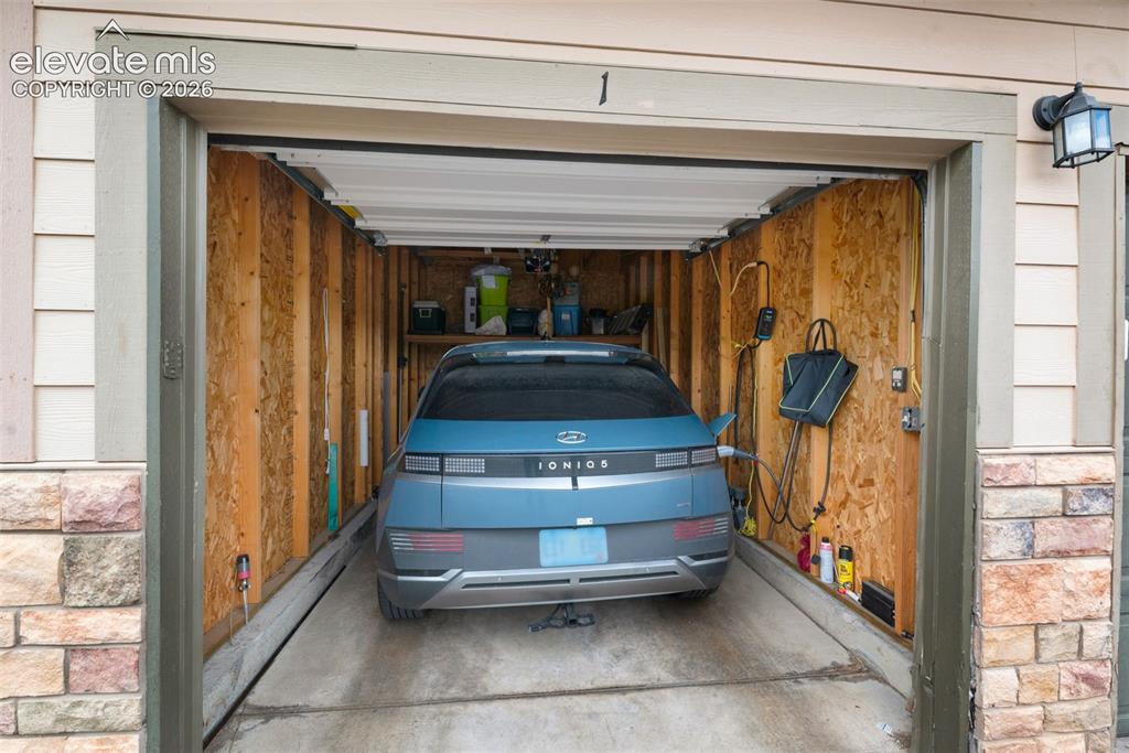 Image 28 of 33: Garage