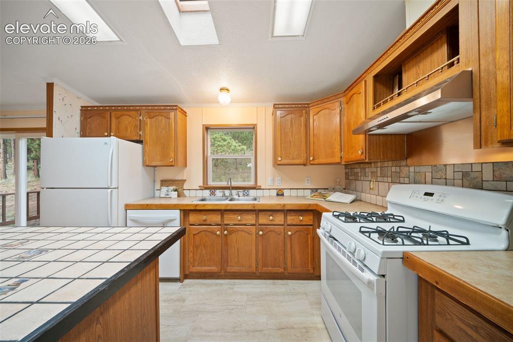 Image 12 of 40: Kitchen